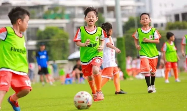 Tại Sao Nên Cho Trẻ Chơi Bóng Đá? Những Lợi Ích Tuyệt Vời