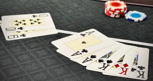 Stud Poker là gì? Hướng dẫn các bước chơi Stud Poker đơn giản