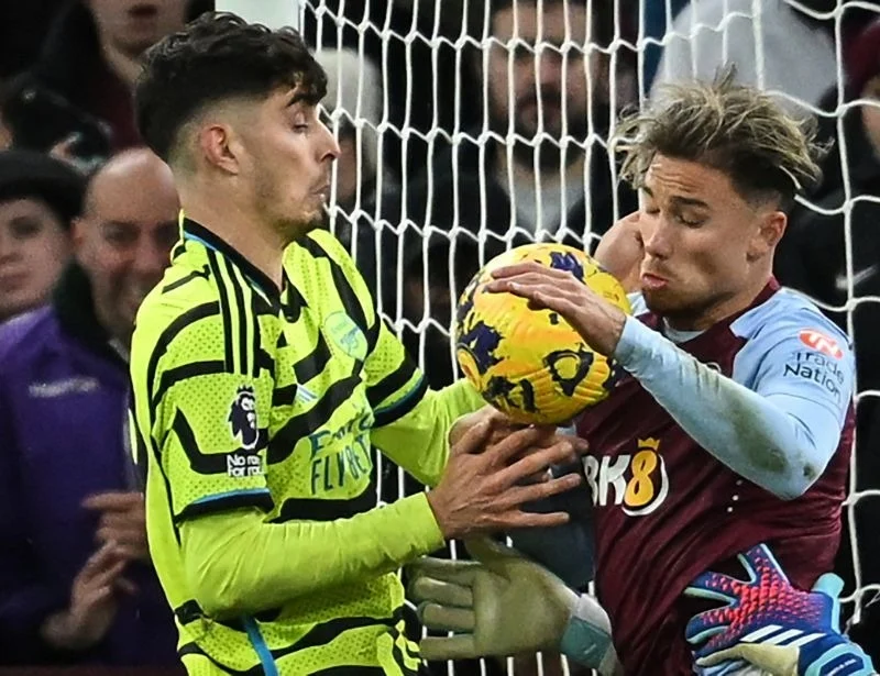 Trọng tài kiểm tra lỗi chạm tay trên sân 11 người