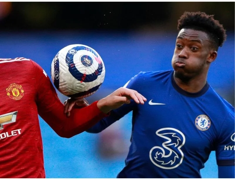 Phân tích tình huống bóng chạm tay trong bóng đá